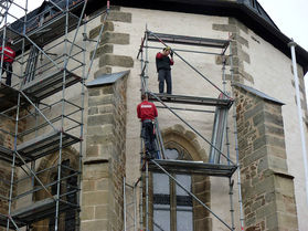 Abbau des Gerüstes an der Südseite (Foto: Karl-Franz Thiede)